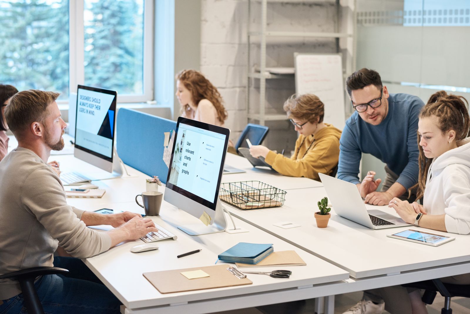 Modernes Geschäftsteam bei der Arbeit mit Cloud-Software – Google Workspace und Microsoft 365 im Vergleich